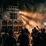 Picó gigante en una fiesta de calle del Caribe colombiano de noche